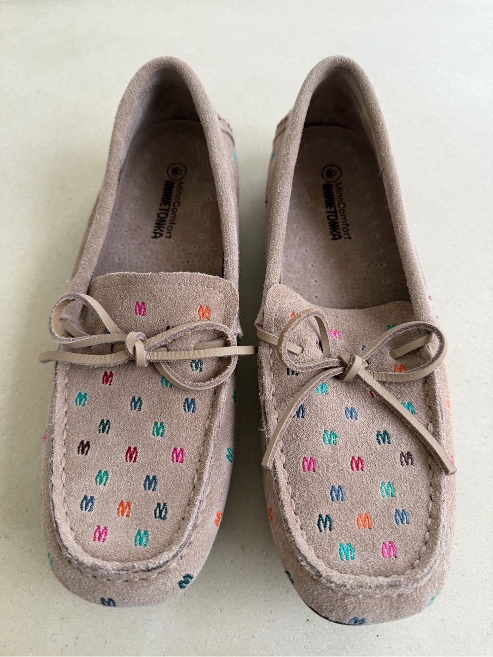 New Minnetonka Women's Moc Print Loafers Sand Suede Size 9 M - Picture 4 of 16
